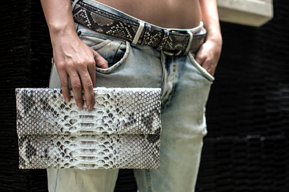 Нетрезвая девушка случайно украла чужую личную вещь и прославилась в сети