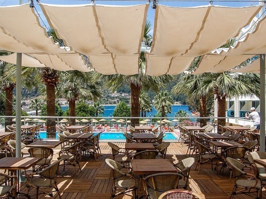 Турция начала закрывать отели из-за «бойкота» туристов