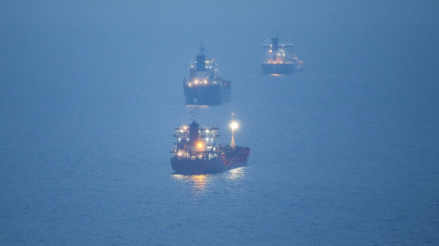 СМИ: танкеры с СПГ начали массово менять курс