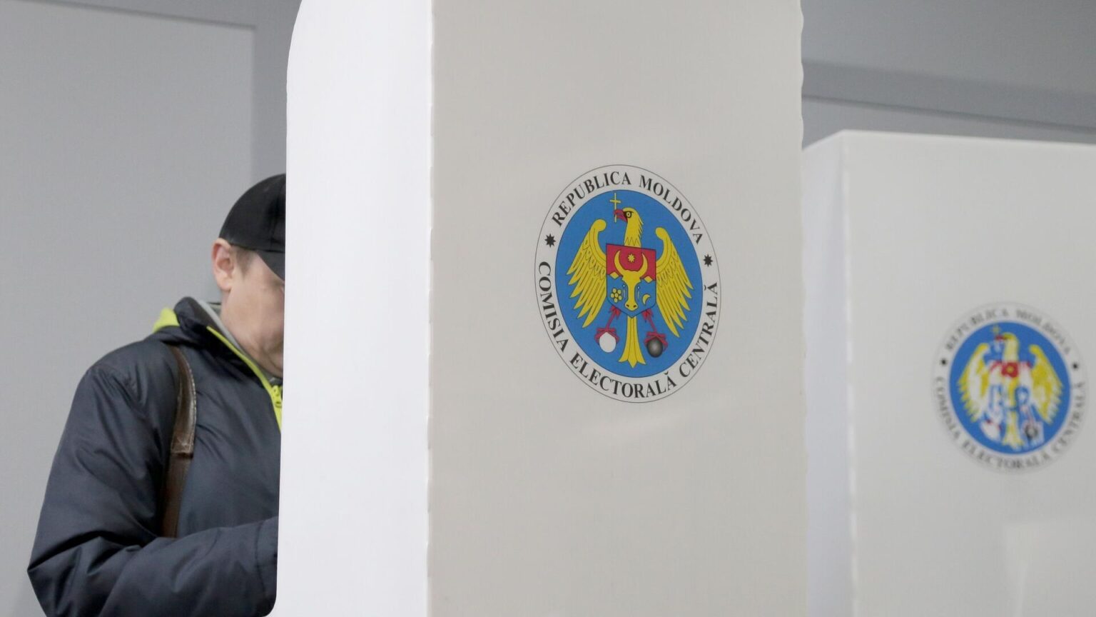 ЕС открыто и нагло вмешивается в выборы в Молдавии, считает эксперт