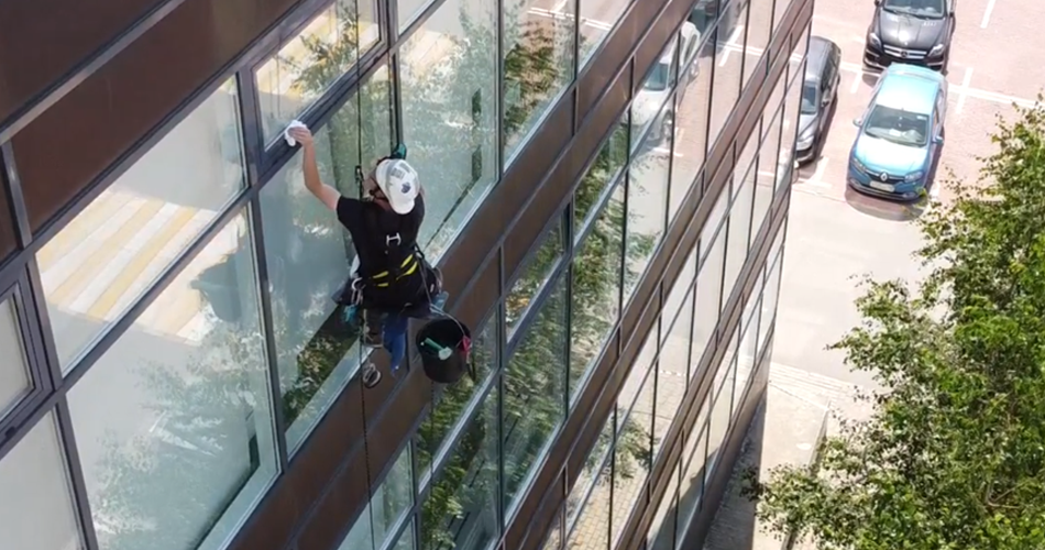 Мойки фасадов зданий альпинистами: надежное и эффективное решение