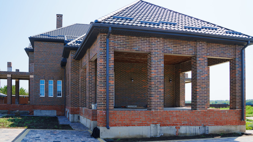 Специалист Васильев рассказал о преимуществах начала строительства дома осенью