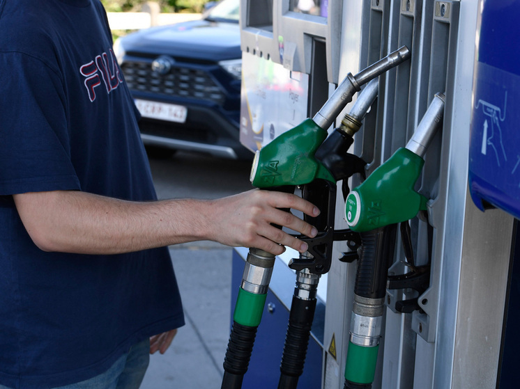 Цены на нефть упали ниже 60 долларов за баррель: чем это грозит российскому топливному рынку